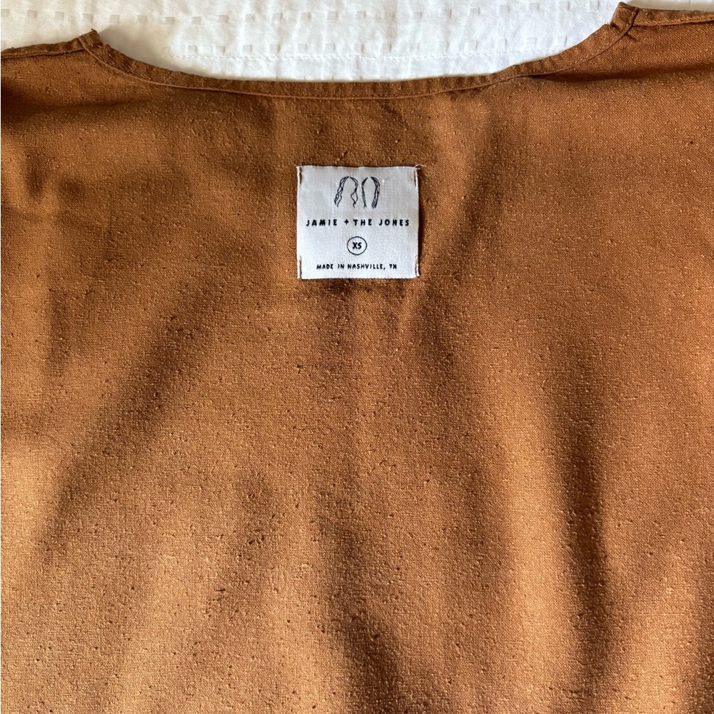 Jamie + the Jones Umber T Top - Picture 2 of 8